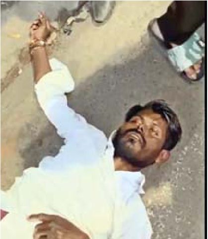 खडे रहकर आंखों से देखा इलाज