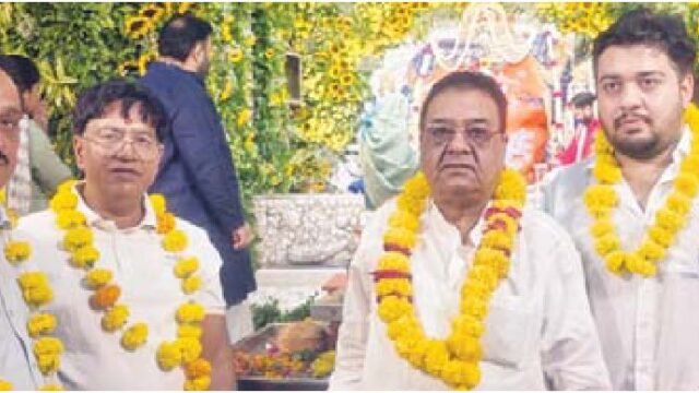 खजराना बप्पा की शरण में पहुंचे कांग्रेसी