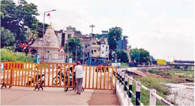 खरगोन—सनावद रोड मौत का सफर बन सकता है