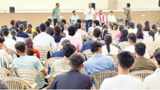 कॉलेजों में युवाओं से की मुलाकात