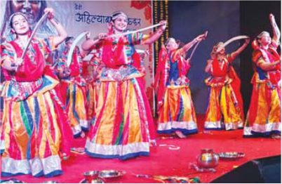 लोक नृत्य प्रतियोगिता में प्रस्तुति