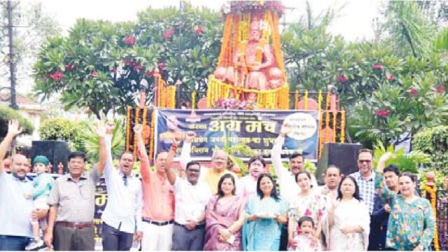 महाराजा अग्रसेन की प्रतिमा पर किया दुग्धाभिषेक