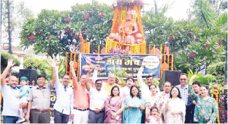 महाराजा अग्रसेन की प्रतिमा पर किया दुग्धाभिषेक