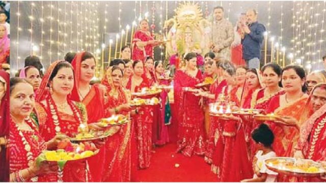 महिलाएं घर से लाई सजी हुई आरती की थाली