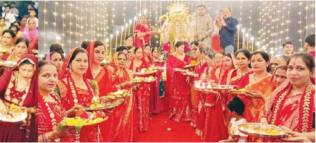 महिलाएं घर से लाई सजी हुई आरती की थाली