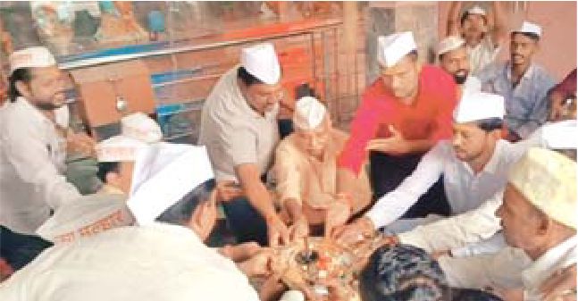 मनोज काला सहित 7 ट्रस्टी निर्वाचित तली भंडार के बाद प्रसाद वितरण