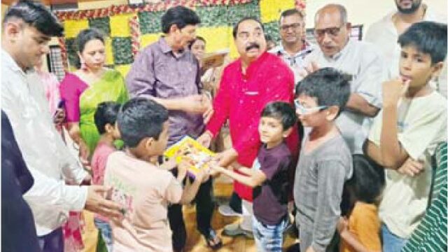 मराठा सेना ने किया शिक्षण सामग्री का वितरण