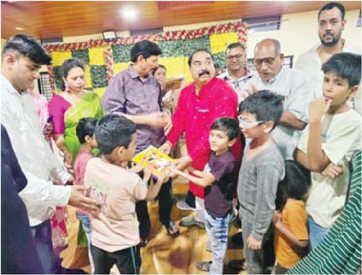 मराठा सेना ने किया शिक्षण सामग्री का वितरण