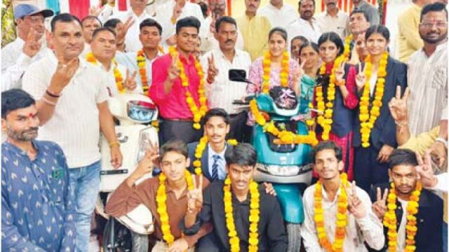 मेधावी छात्राओं को मिली ई-स्कूटी