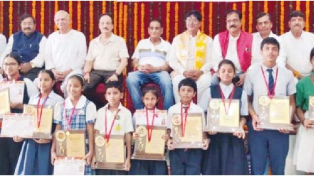 मेधावी छात्र-छात्राएं अग्रसेन अवार्ड से सम्मानित