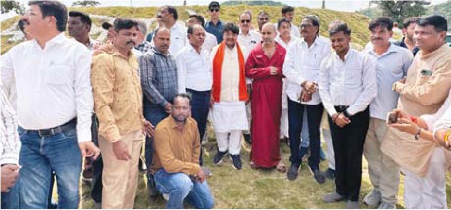 मंत्री की मौजूदगी में हुआ पौधारोपण
