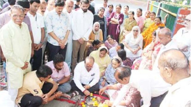 विधायक खड़े रहे और पार्षद ने किया भूमिपूजन