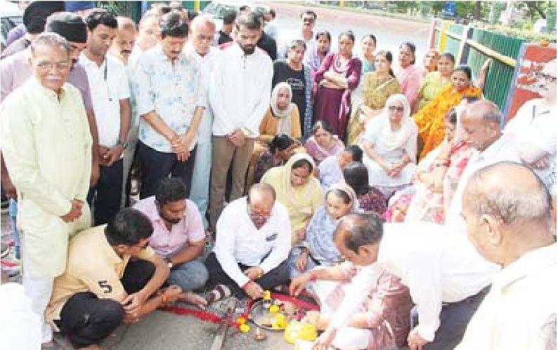विधायक खड़े रहे और पार्षद ने किया भूमिपूजन