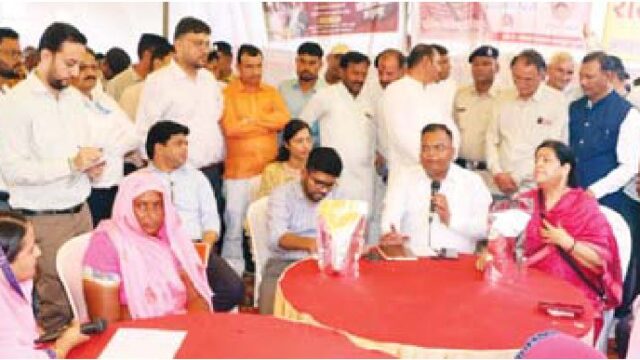 विधायक ठाकुर ने ली स्वास्थ्य शिविर में जानकारी, अधिकारी भी रहे मौजूद