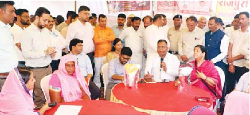 विधायक ठाकुर ने ली स्वास्थ्य शिविर में जानकारी, अधिकारी भी रहे मौजूद