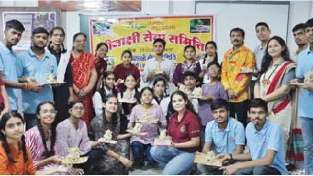 मूकबधिर विद्यार्थियों के लिए बनाए मिट्टी से गणेशजी