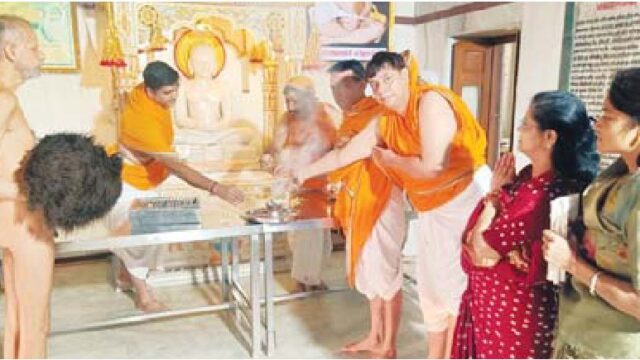 मुनि के सानिध्य में धूप खेई