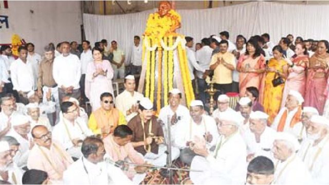 नवनाथ कोल्हे की प्रतिमा पर माल्यार्पण