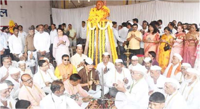 नवनाथ कोल्हे की प्रतिमा पर माल्यार्पण