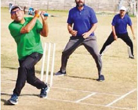 निगम आयुक्त ने क्रिकेट मैच में विकेट भी लिया और ऊंचे शॉट भी लगाए