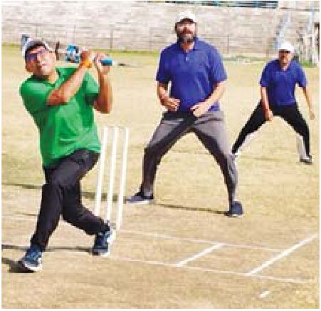 निगम आयुक्त ने क्रिकेट मैच में विकेट भी लिया और ऊंचे शॉट भी लगाए