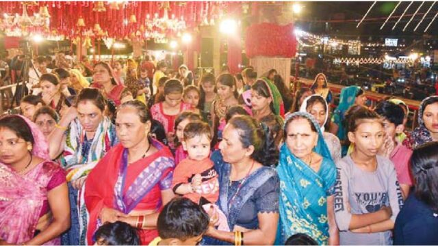 निर्जला क्रत होने के बाद भी महिलाओं ने दिखाई भक्ति नृत्य में श्रद्धा