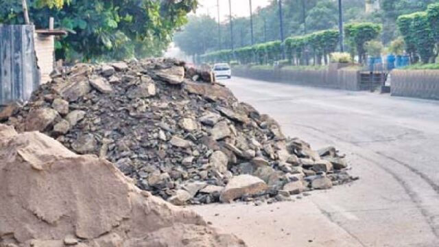 निर्माण की रेती रोड पर होने से परेशानी