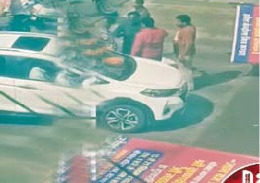 नियम हैं, फिर सड़क पर क्यों दिख रहे ऐसे स्ट्रक्चर?
