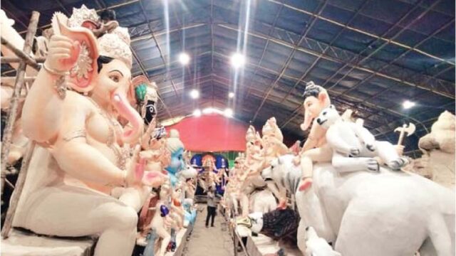 पांडालों के लिए दे रखे हैं आर्डर, घर, दुकान, कार्यालय और उद्योग के लिए भी लाए जाएंगे बप्पा बीच रोड पर बने गणेश पांडाल