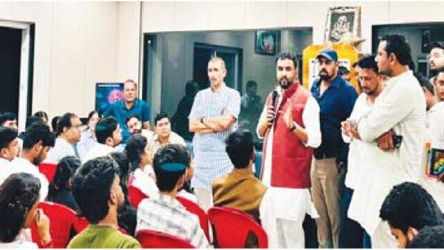 पटवारी के निवास पर बैठक के दौर