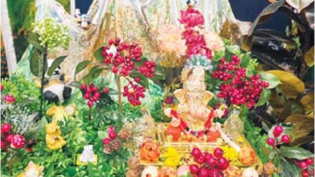 प्राकृतिक सामग्रियों से बनी बप्पा की झांकी