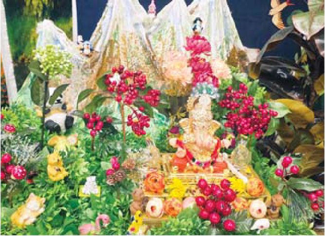 प्राकृतिक सामग्रियों से बनी बप्पा की झांकी