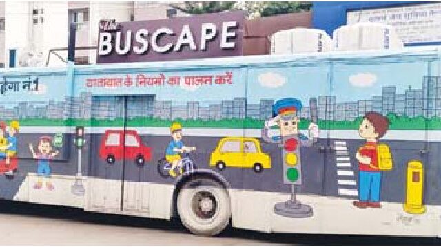 पुरानी सिटी बस पर यातायात नियमों की पेंटिंग और चित्रकारी का अनूठा प्रयोग