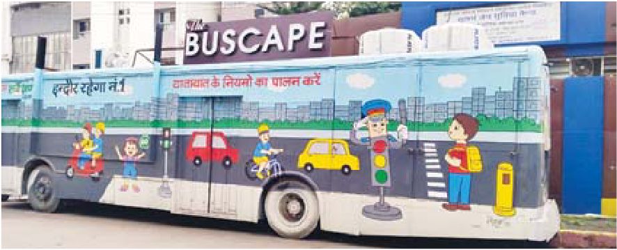 पुरानी सिटी बस पर यातायात नियमों की पेंटिंग और चित्रकारी का अनूठा प्रयोग