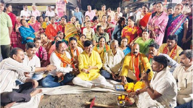 पूर्व विधायक ने अधिकारी को कहा मंच से दो मुफ्त अनाज की जानकारी