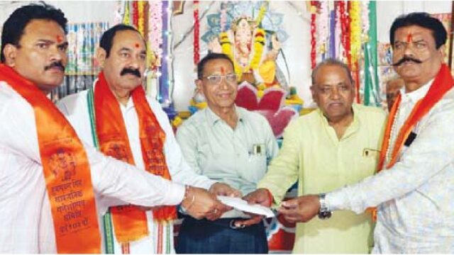 पूर्व विधायक ने मिलों को दिया आर्थिक सहयोग