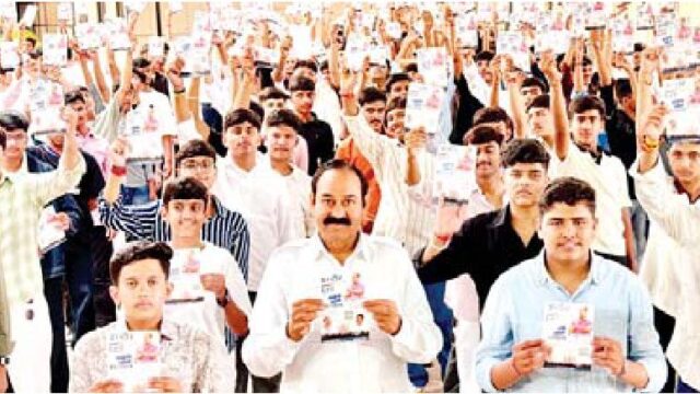 पूर्व विधायक ने किया छात्रों से सम्पर्क