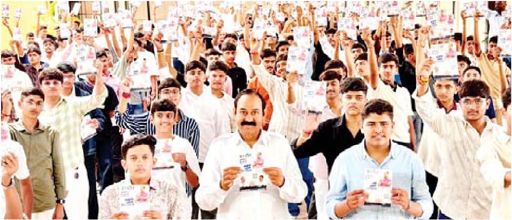 पूर्व विधायक ने किया छात्रों से सम्पर्क