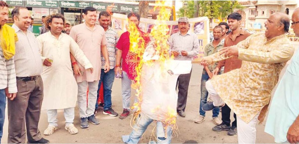राहुल गांधी का हिंदू महासभा ने जलाया पुतला