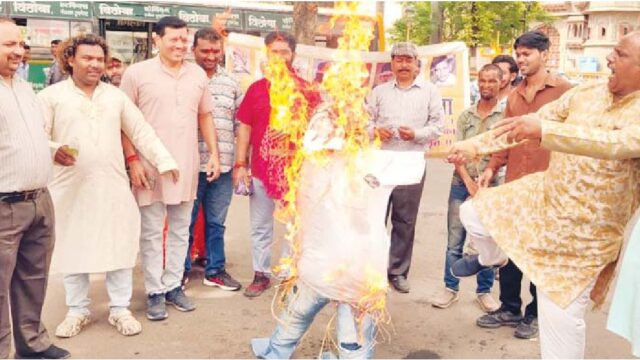 राहुल गांधी का हिंदू महासभा ने जलाया पुतला