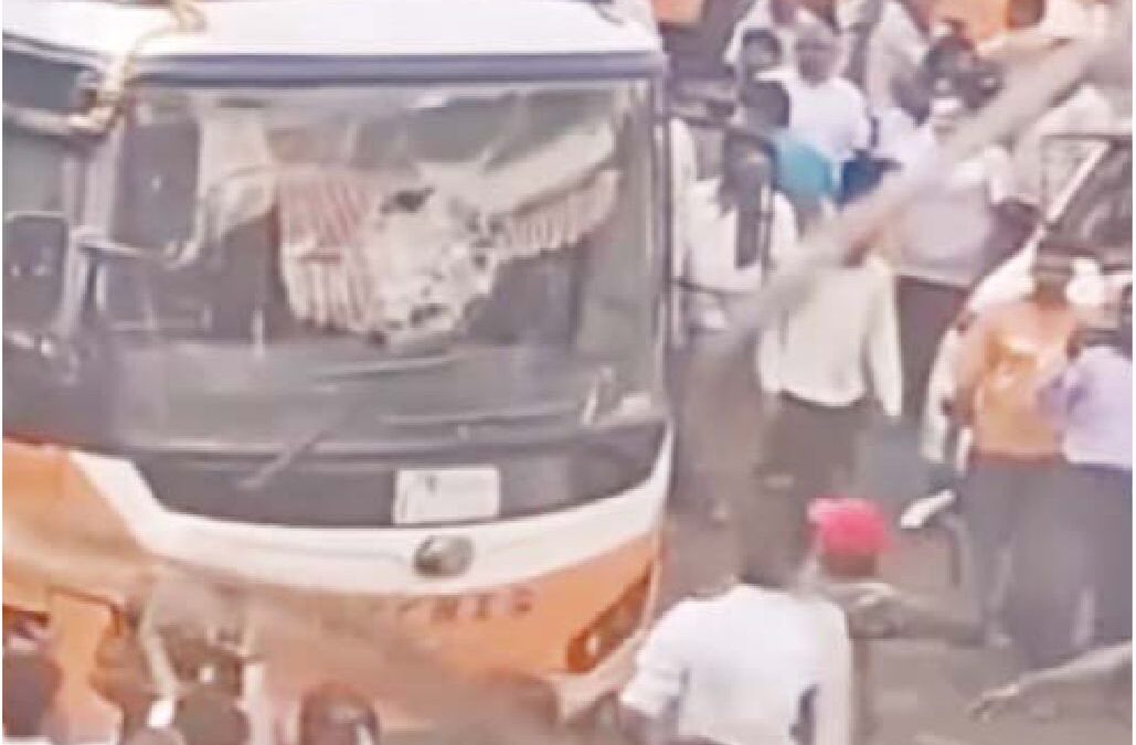 राजबाडा पर हादसे के बाद बस फोड़ने वालों के खिलाफ प्रकरण दर्ज