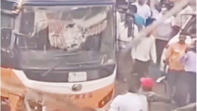 राजबाडा पर हादसे के बाद बस फोड़ने वालों के खिलाफ प्रकरण दर्ज