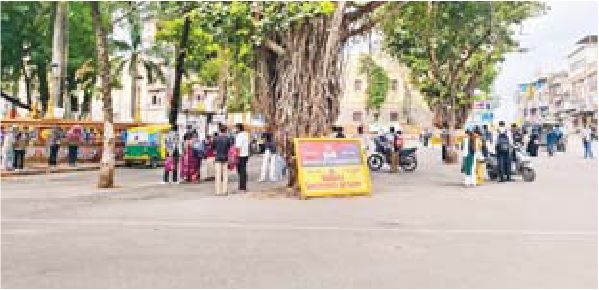 राजबाडा पर सुबह कुछ बसें आई उसके बाद पुलिस ने लगाई रोक