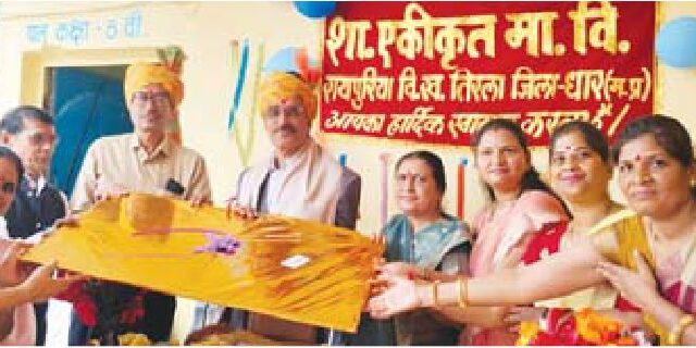 रायपुरिया के शासकीय स्कूल में सेवानिवृत्त शिक्षकों का भावभीना सम्मान समारोह आयोजित
