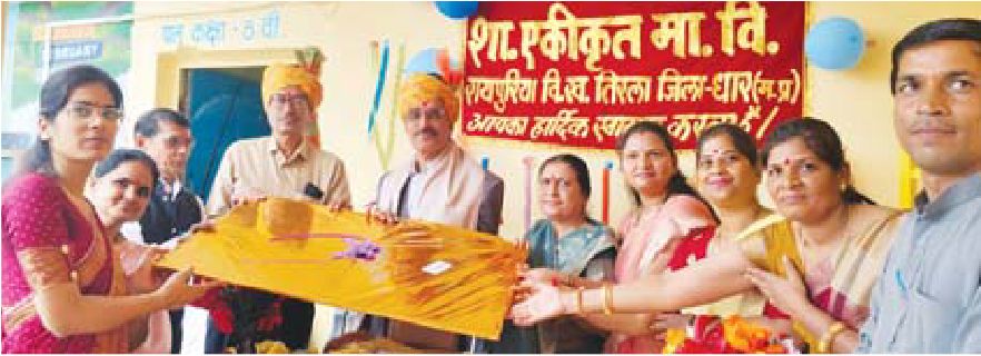 रायपुरिया के शासकीय स्कूल में सेवानिवृत्त शिक्षकों का भावभीना सम्मान समारोह आयोजित