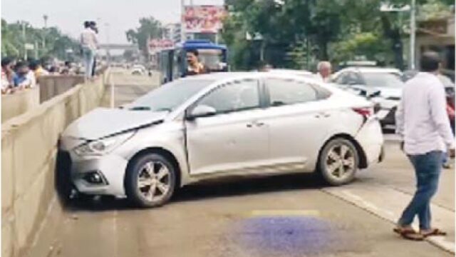 रिक्शा और एक्टिवा को टक्कर मारकर डिवाइडर में घुसी कार