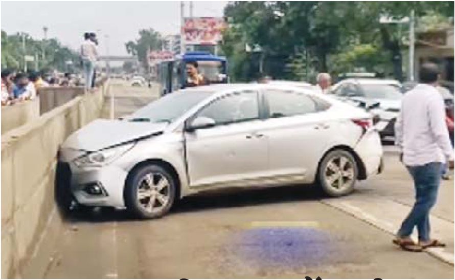 रिक्शा और एक्टिवा को टक्कर मारकर डिवाइडर में घुसी कार
