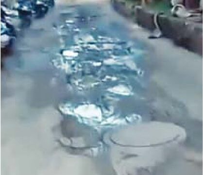 रोड पर गड्डों से परेशानी