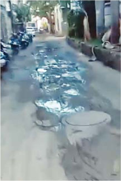 रोड पर गड्डों से परेशानी