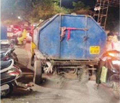 बीच रोड पर कचरा वाहन से यातायात जाम
